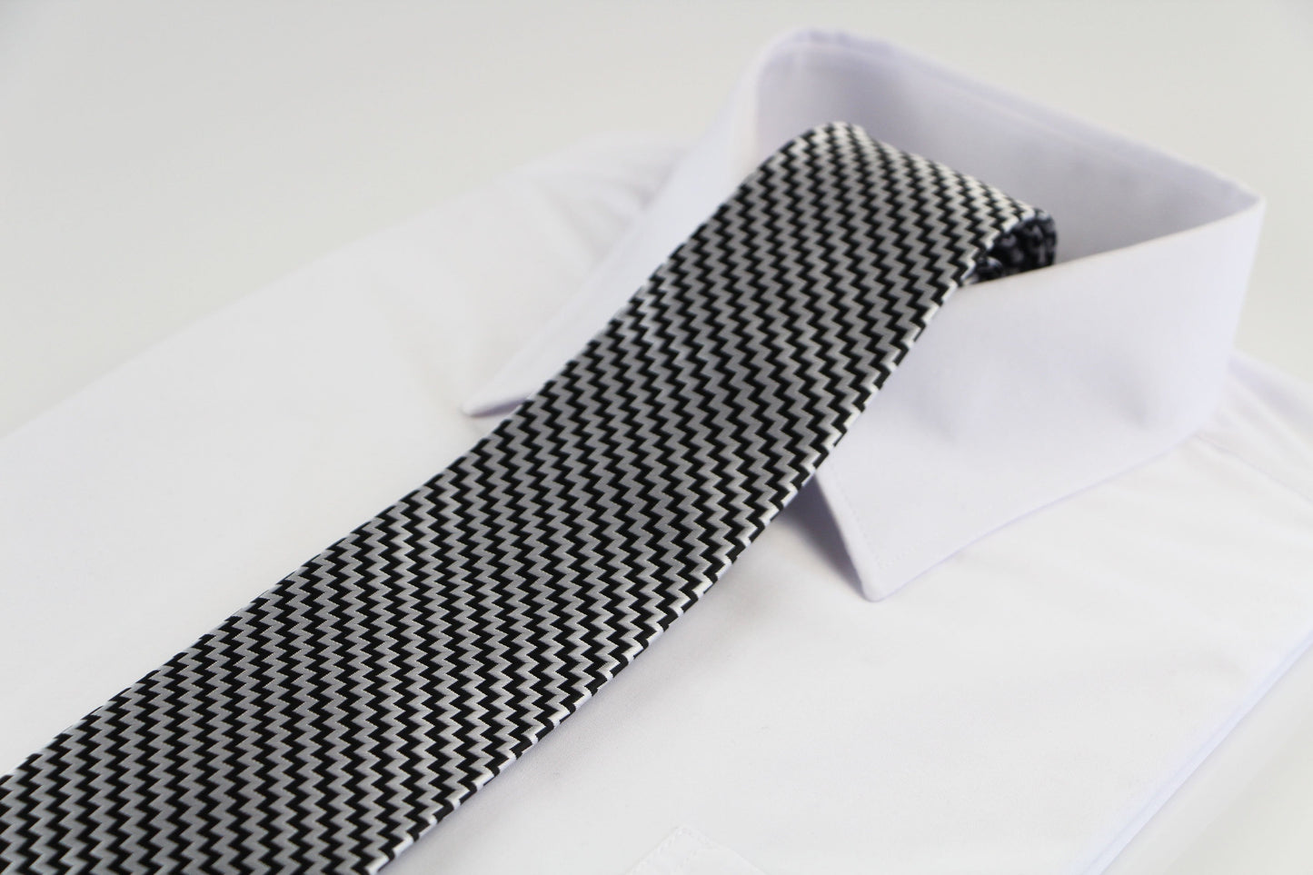 Mens Black & Silver Zig Zag Patterned 8cm Neck Tie