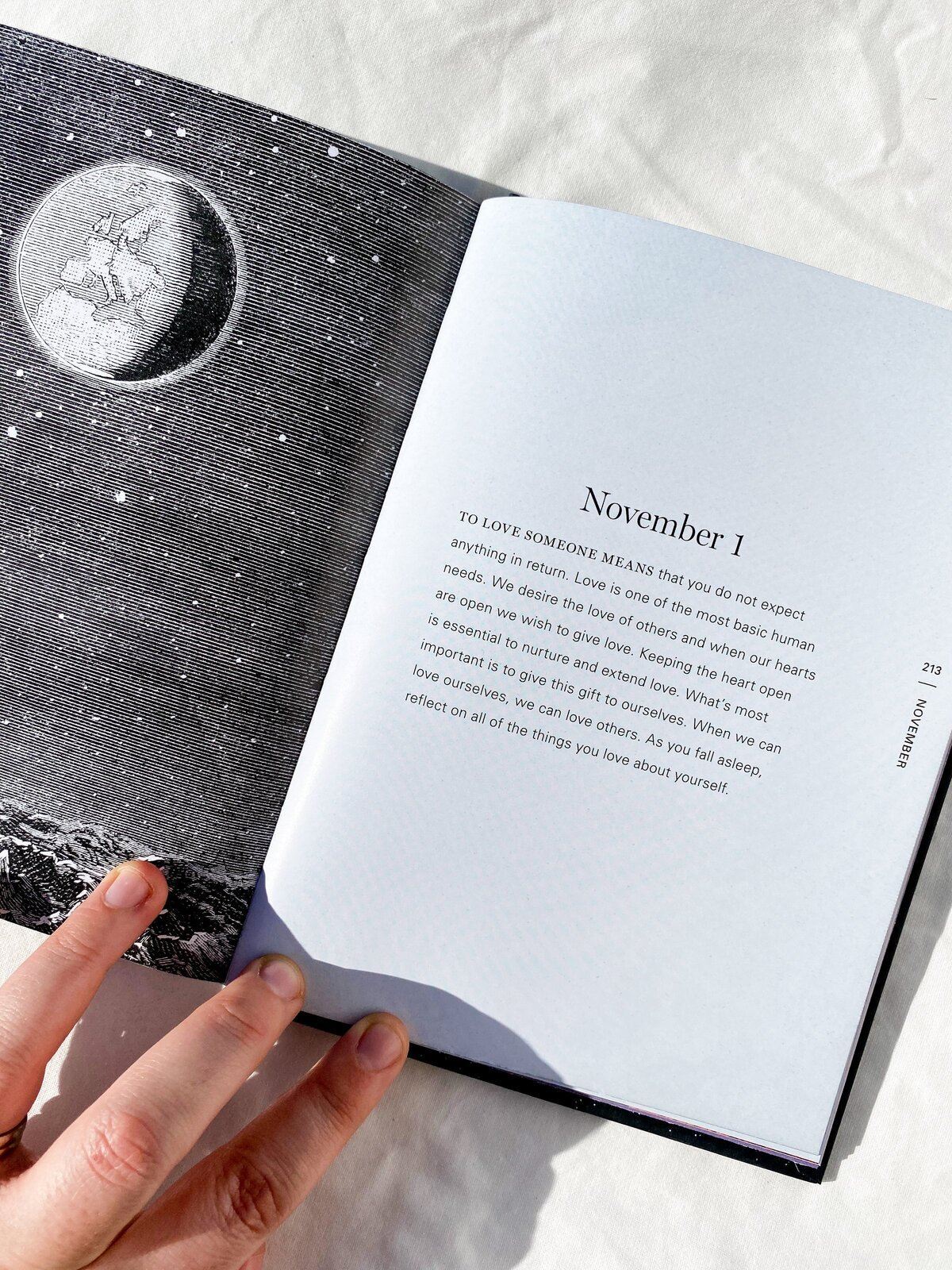 Moonlight Gratitude: 365 Nighttime Meditations for Deep, Tranquil Sleep All Year Long
