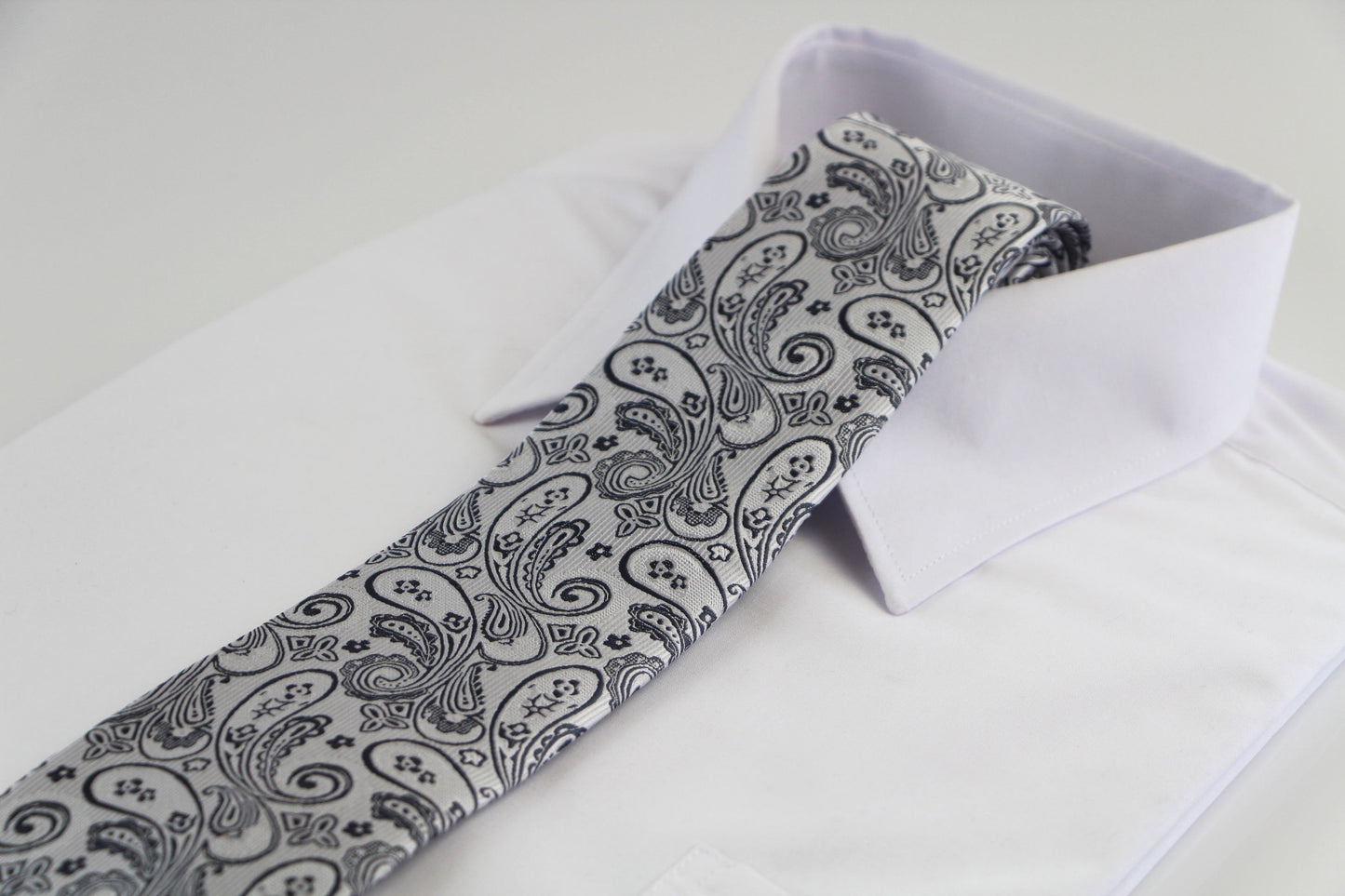 Mens Silver & Dark Grey Paisley Patterned 8cm Neck Tie