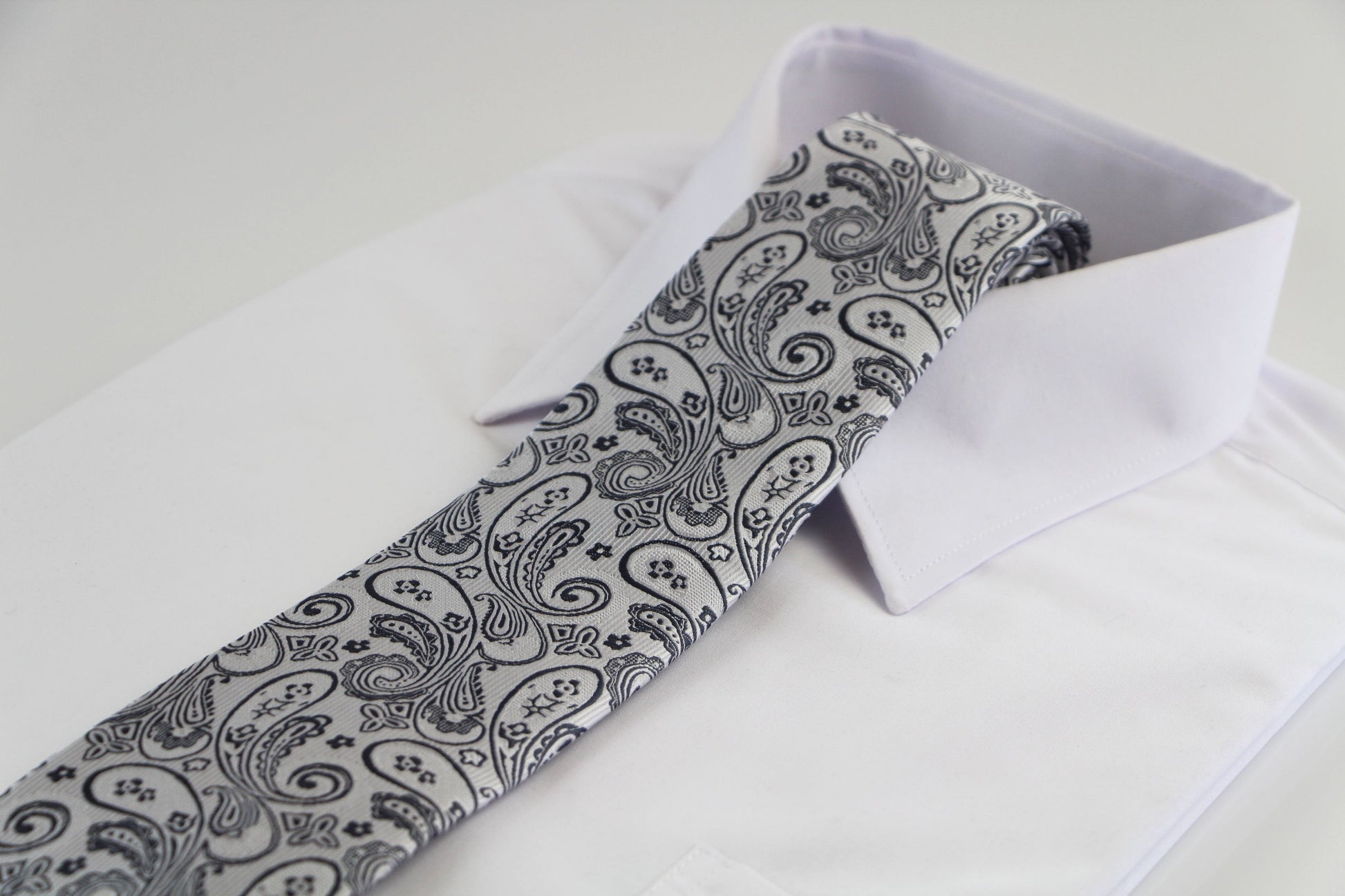Mens Silver & Dark Grey Paisley Patterned 8cm Neck Tie