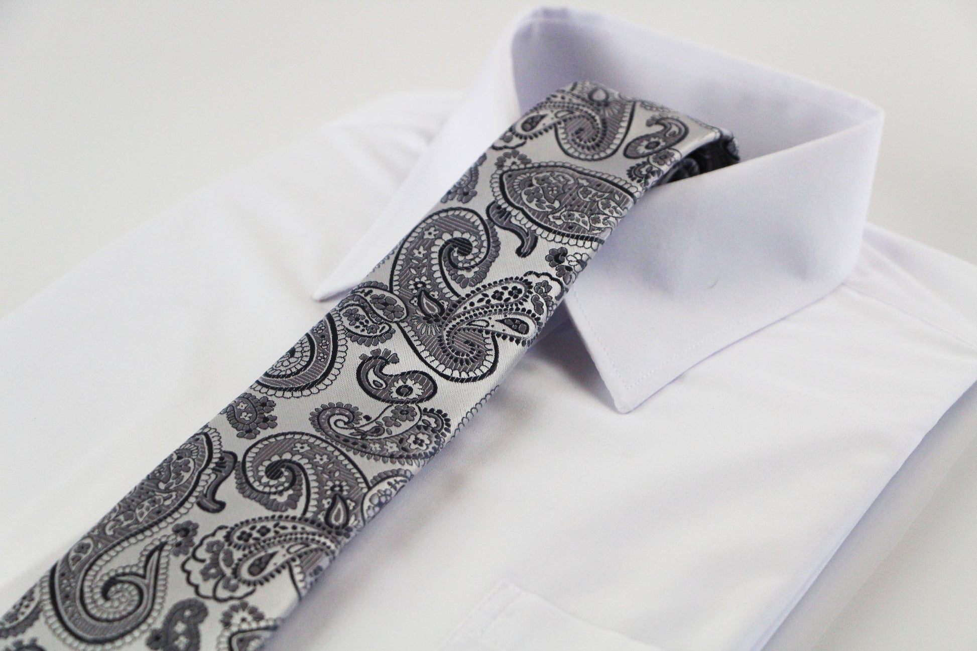 Mens Silver & Grey Paisley Patterned 8cm Neck Tie