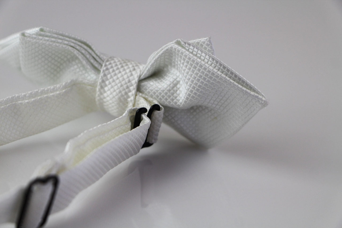 Mens White Diamond Shaped Checkered Bow Tie