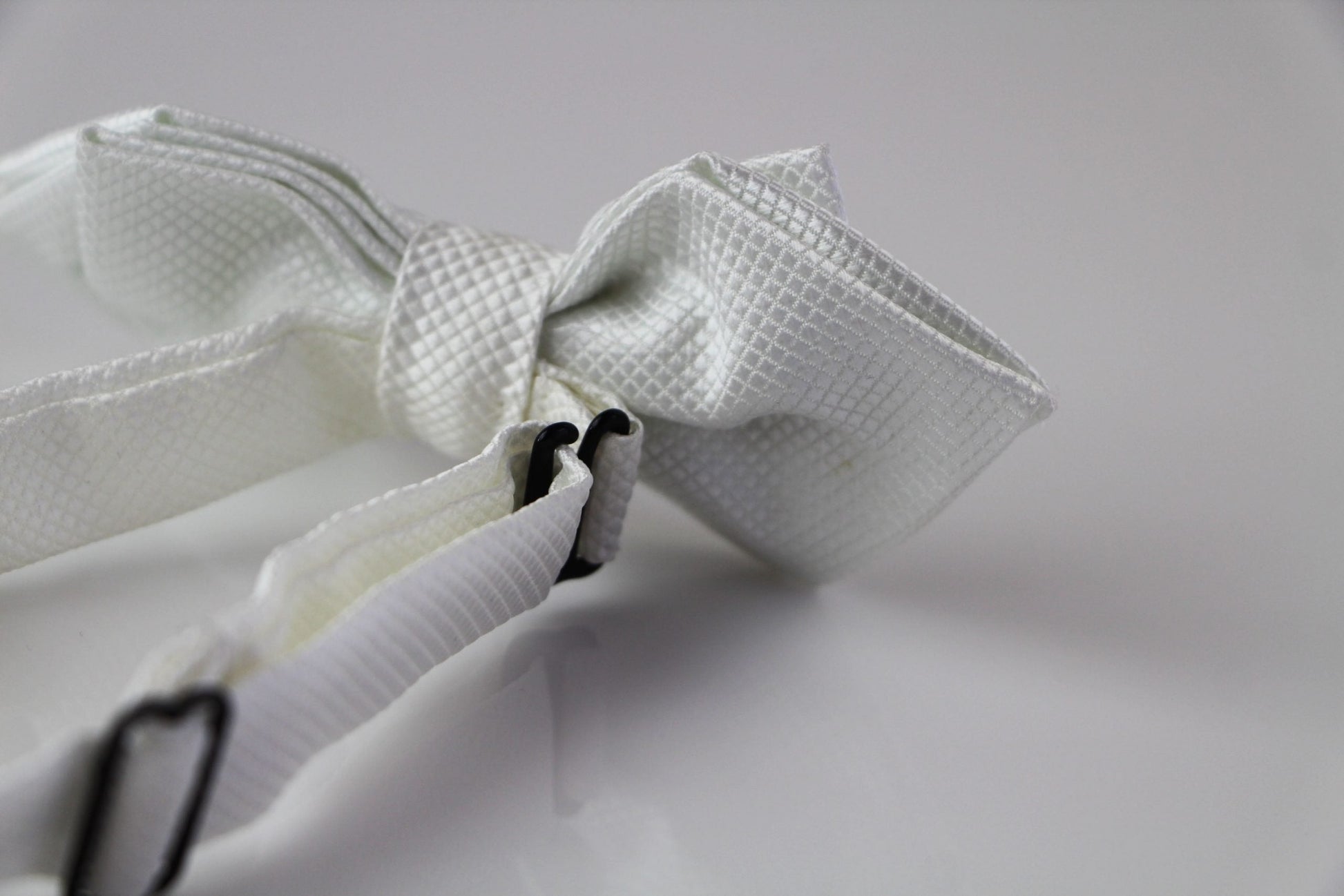 Mens White Diamond Shaped Checkered Bow Tie